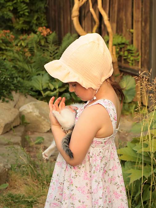 Letný detský mušelínový čepček Karolína s riaseným šiltom