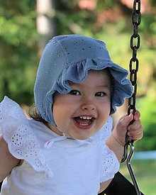 Detské čiapky - Letný detský mušelínový čepček Vivien s riaseným šiltom - 14588492_