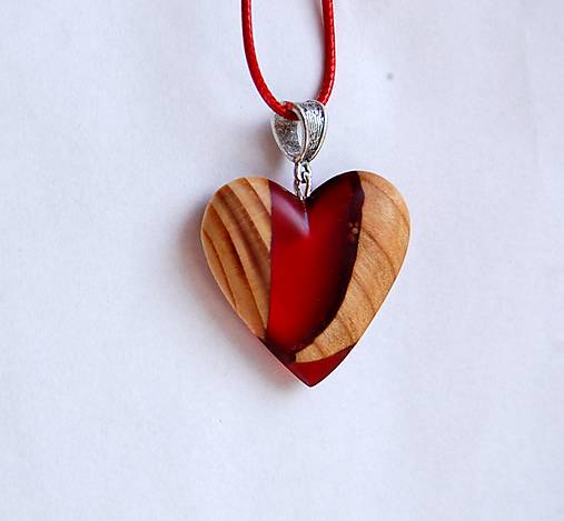 Náhrdelník z dreva a živice-Slivkovo-smrekové srdce 2