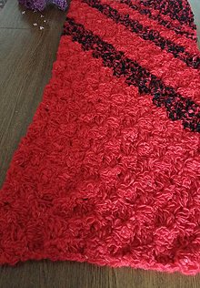 Úžitkový textil - Háčkovaný, huňatý koberček v červenom - 14590914_
