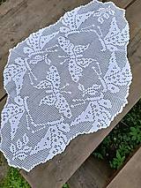 Úžitkový textil - veľký háčkovaný obrus s motýľmi - 14594558_