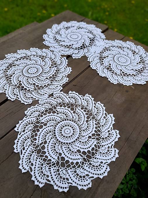 Úžitkový textil - háčkovaný obrúsok "vodný vír" - 14594576_