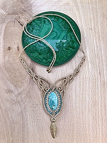 Náhrdelníky - Etnický makramé náhrdelník s amazonitom a pierkom - 14596081_