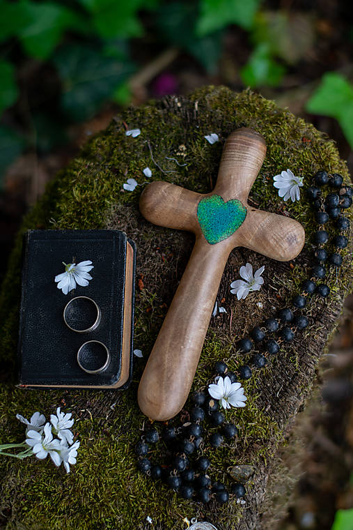 Svadobný krížik z orechového dreva (modro - zelené srdiečko)