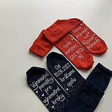 Ponožky, pančuchy, obuv - Maľované ponožky pre novomanželov s nápisom "Výnimočné ponožky pre výnimočné kroky/ Od (dátum) kráčame spolu (červené + tmavomodré) - 14607561_