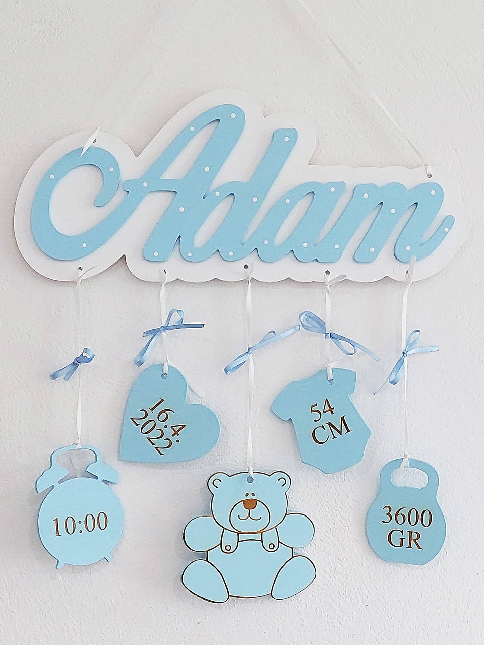 Drevené meno s pozadím a údajmi + macko