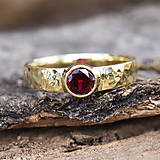 Prstene - Zlatrý tepaný prsteň s rubínom - 14611654_