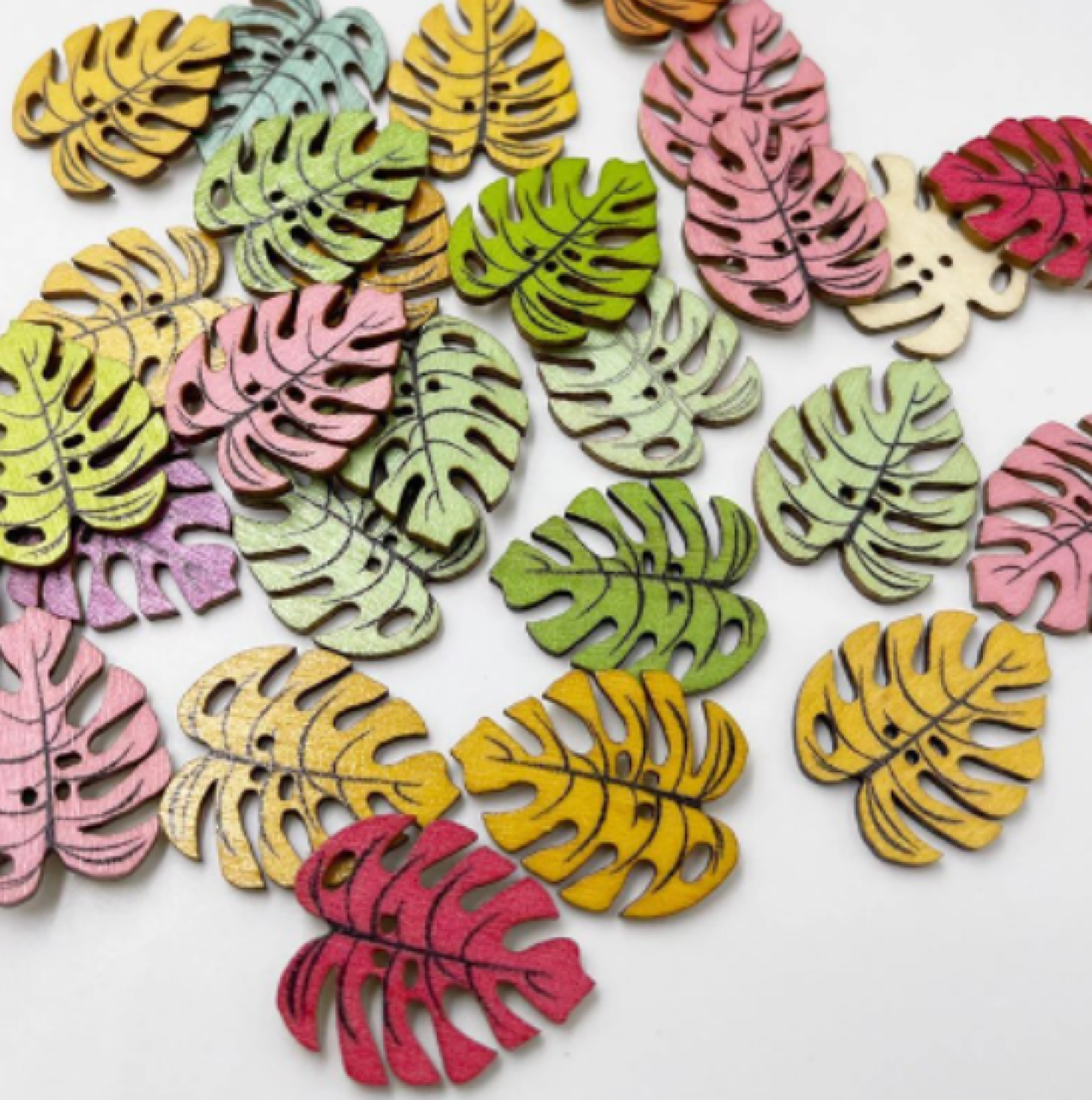 G104 Gombík drevený list 3 cm