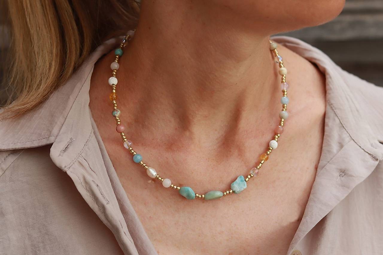 Krátky náhrdelník z Toho korálok a mixu minerálov