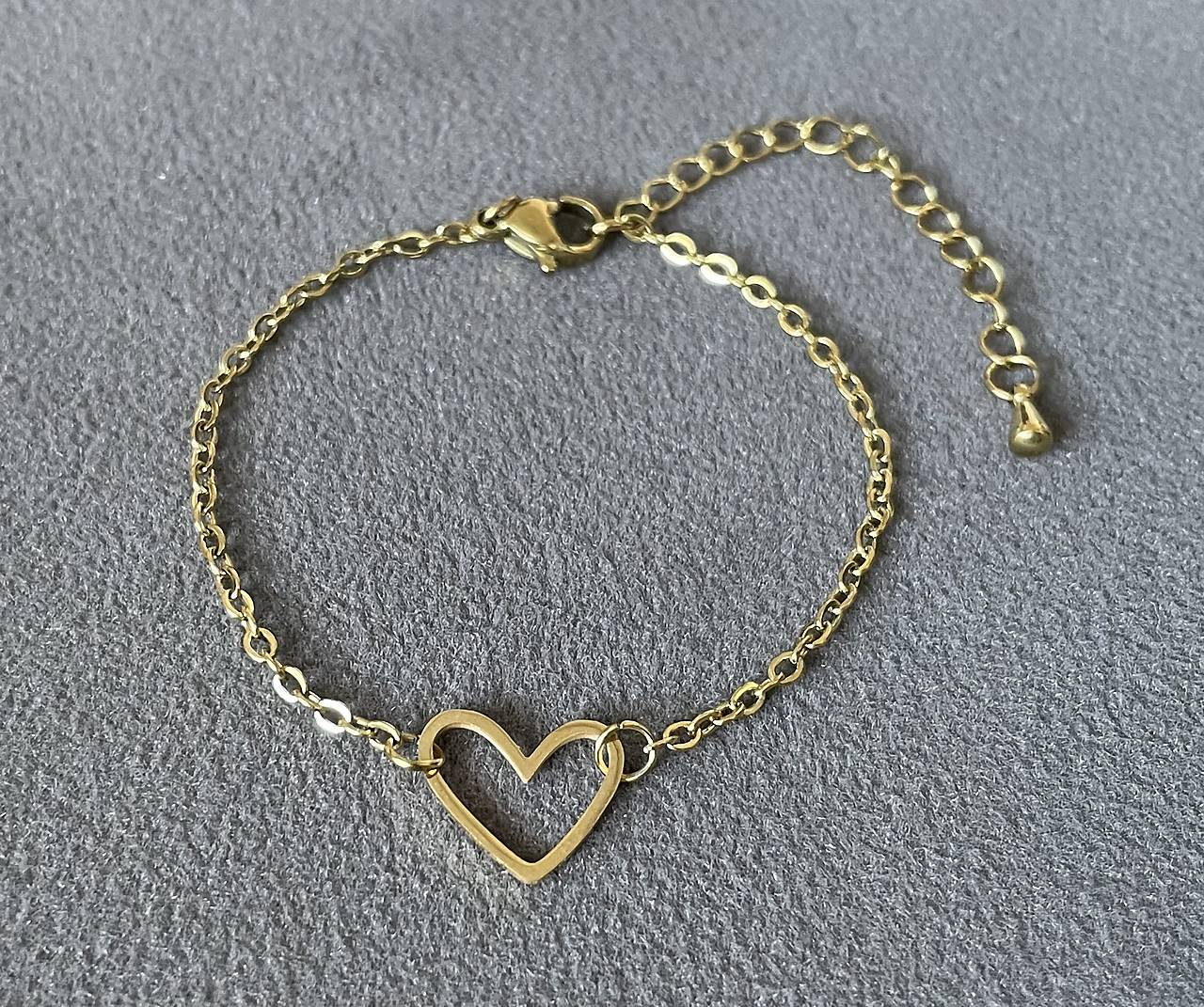 Elegantný náramok s asymetrickým srdiečkom z chirurgickej ocele