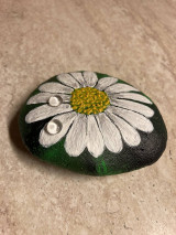 Dekorácie - Maľovaný kameň - Margarétka v pôvabe rosy - 14620984_