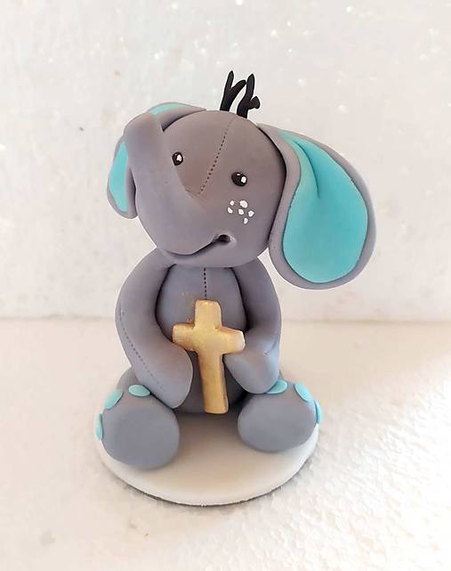 Sloník s krížikom na tortu.