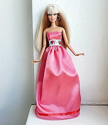 Hračky - Malinové šaty s lienkami pre Barbie - 14623970_