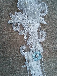 Spodná bielizeň - svadobný podväzok Ivory + modré čipkové kvety 15 - 14627626_