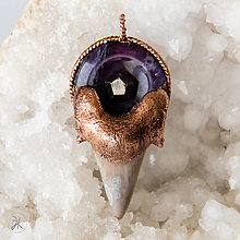 Náhrdelníky - medený šperk - zub žraloka, ametyst a pyrit - 14628309_