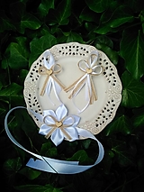 Svadobné pierka - biele pierka s  jutovou stuhou a náramky pre družičky - 14631154_
