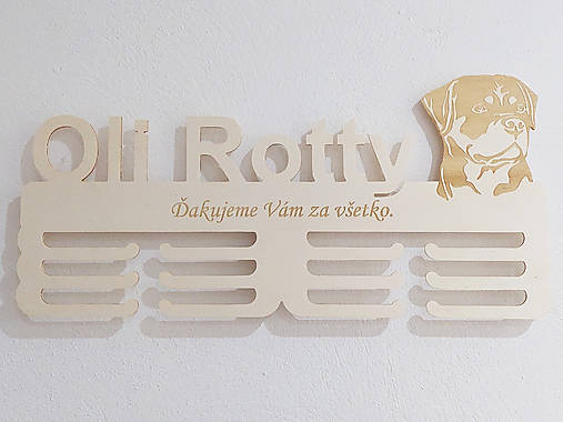 Drevený držiak na medaily s laserovaným textom 45cm psík Rotvajle