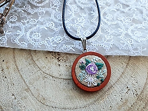 Náhrdelníky - Vyšívaný drevený náhrdelník Fialové kvety - znížená cena - 14634610_
