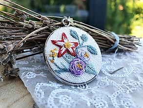 Náhrdelníky - Ručne vyšívaný náhrdelník Kvety na bielom - 14635070_