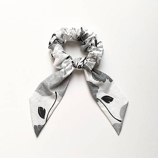 MAXI recy-scrunchie šedá kvetinková