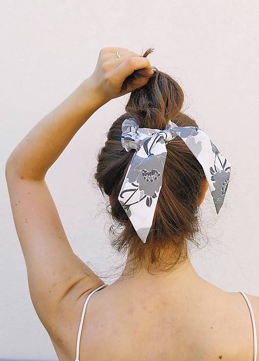MAXI recy-scrunchie šedá kvetinková