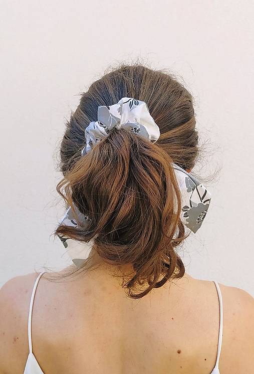 MAXI recy-scrunchie šedá kvetinková