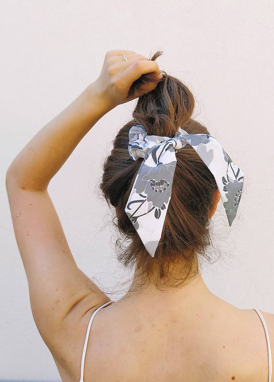 MAXI recy-scrunchie šedá kvetinková