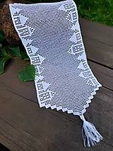 Úžitkový textil - háčkovaný obrus domčekový so strapcami - 14639610_