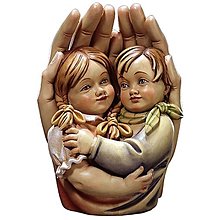 Sochy - Chlapček a dievča v ochrannej dlani (7cm - Pestrofarebná) - 14638634_