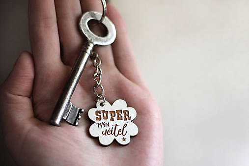 Kľúčenky - Drevená maľovaná kľúčenka ~ Štvorlístok ~ Super Pani učiteľka / učiteľ  - 14640145_