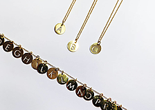 Náhrdelníky - Jemný náhrdelník s medailónom - iniciály - 14643864_