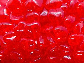 Korálky - Sklenená korálka SRDIEČKO (15x16 mm) (červené s efektom popraskania) - 14641638_