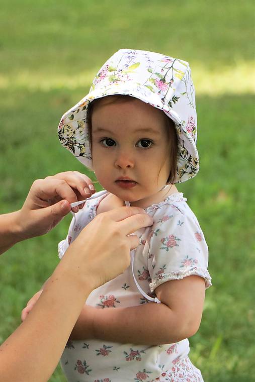 Letný detský čepiec letná lúka s nariaseným šiltom