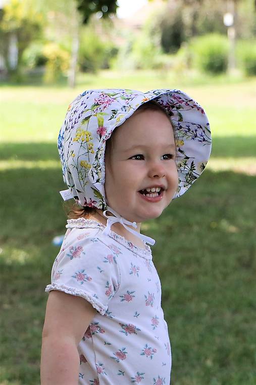 Letný detský čepiec letná lúka s nariaseným šiltom