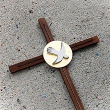 Dekorácie - Drevený kríž s holubicou k Birmovke (60 cm - Hnedá) - 14645229_