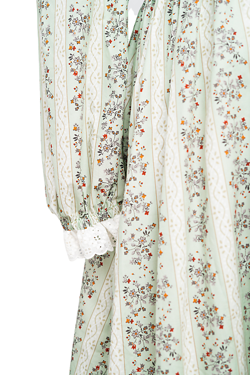 Bavlnené šaty s pásmi kvetov, čipkou  a riasenou sukňou