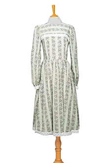 Šaty - Bavlnené šaty s pásmi kvetov, čipkou  a riasenou sukňou - 14649674_