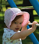 Detské čiapky - Ľahučký detský čepček Ema ružový s riaseným šiltom - 14657738_