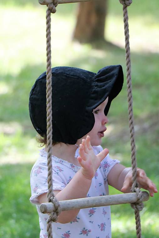 Letný detský čepček Sára čierny s riaseným šiltom