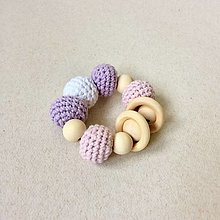 Hračky - Hryzátko s drevenými a háčkovanými korálkami / rôzne farby (ružová / fialová / biela) - 14655978_
