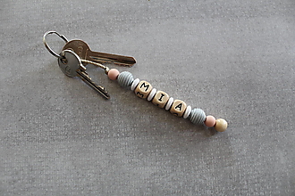 Kľúčenky - Prívesok na kľúče s menom, broskyňový - 14655694_