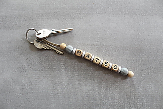 Kľúčenky - Prívesok na kľúče s menom, šedý - 14655713_