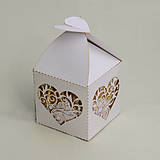 Spodná bielizeň -  Ľudový biely čipkovaný podväzok s dreveným srdiečkom (darčekové balenie plastová krabička) - 14658253_