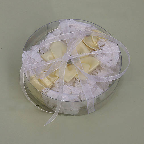  Ľudový biely čipkovaný podväzok s dreveným srdiečkom (darčekové balenie plastová krabička)