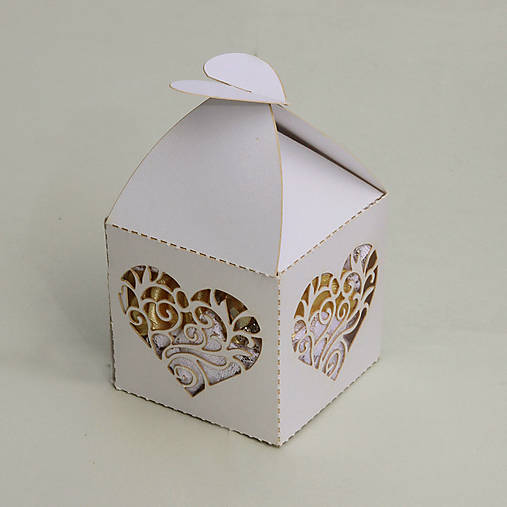  Ľudový biely čipkovaný podväzok s dreveným srdiečkom (darčekové balenie papierová krabička)