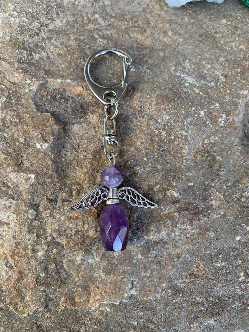  - kľúčenka anjel (anjel Ametyst, dĺžka 7,4 cm) - 14656657_