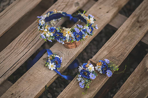 Modrý kvetinový venček, pierko pre ženícha/družbu, náramky