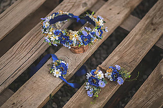 Ozdoby do vlasov - Modrý kvetinový venček, pierko pre ženícha/družbu, náramky - 14658889_