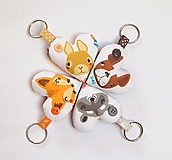 Kľúčenky - Prívesky na kľúče - srdiečka so zvieratkami (zajačik) - 14666156_