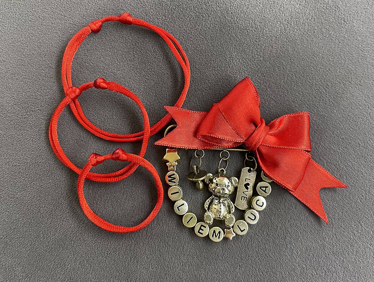 Set proti urieknutiu pre rodinku - mašlička na kočík/vajíčko s macíkom, cumlíkom, love a menom + 3x náramok